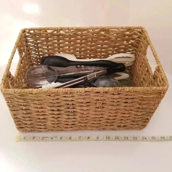 Wicker basket with serving utensils for Salads etc - Picture 3 of 3
